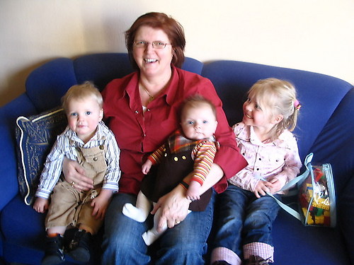 Oma Hannie (Kos) met Anoek, Jasper en mijzelf