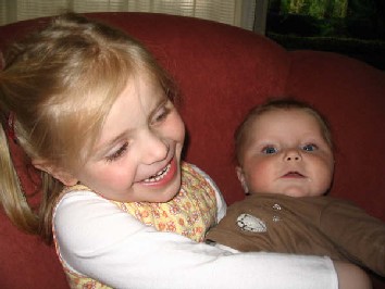 Anoek en Pien bij oma Kos, 25-04-2008