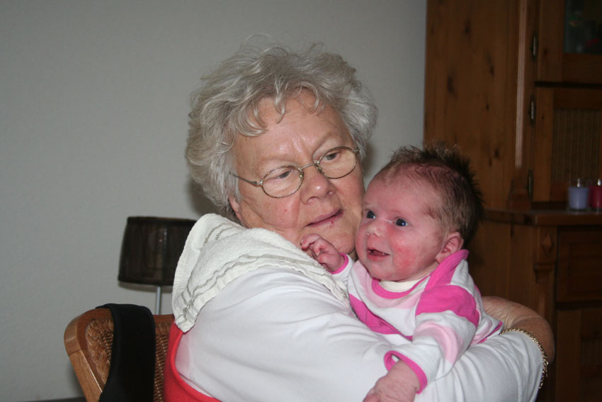 Oma Kip (de Coo) met Pien (1e week)