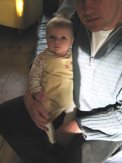 Bij papa op schoot, lekker in de schaduw