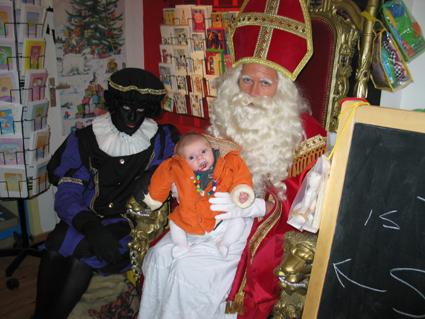 Bij sinterklaas op schoot