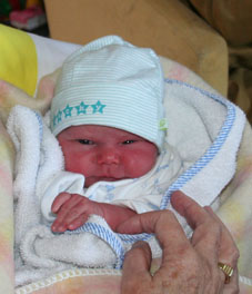 Oma Kip (de Coo) met Pien (1e week)